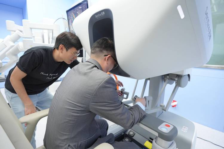 内地媒体探访港中大:医疗机器人临床突破背后的产学研密码与大湾区人